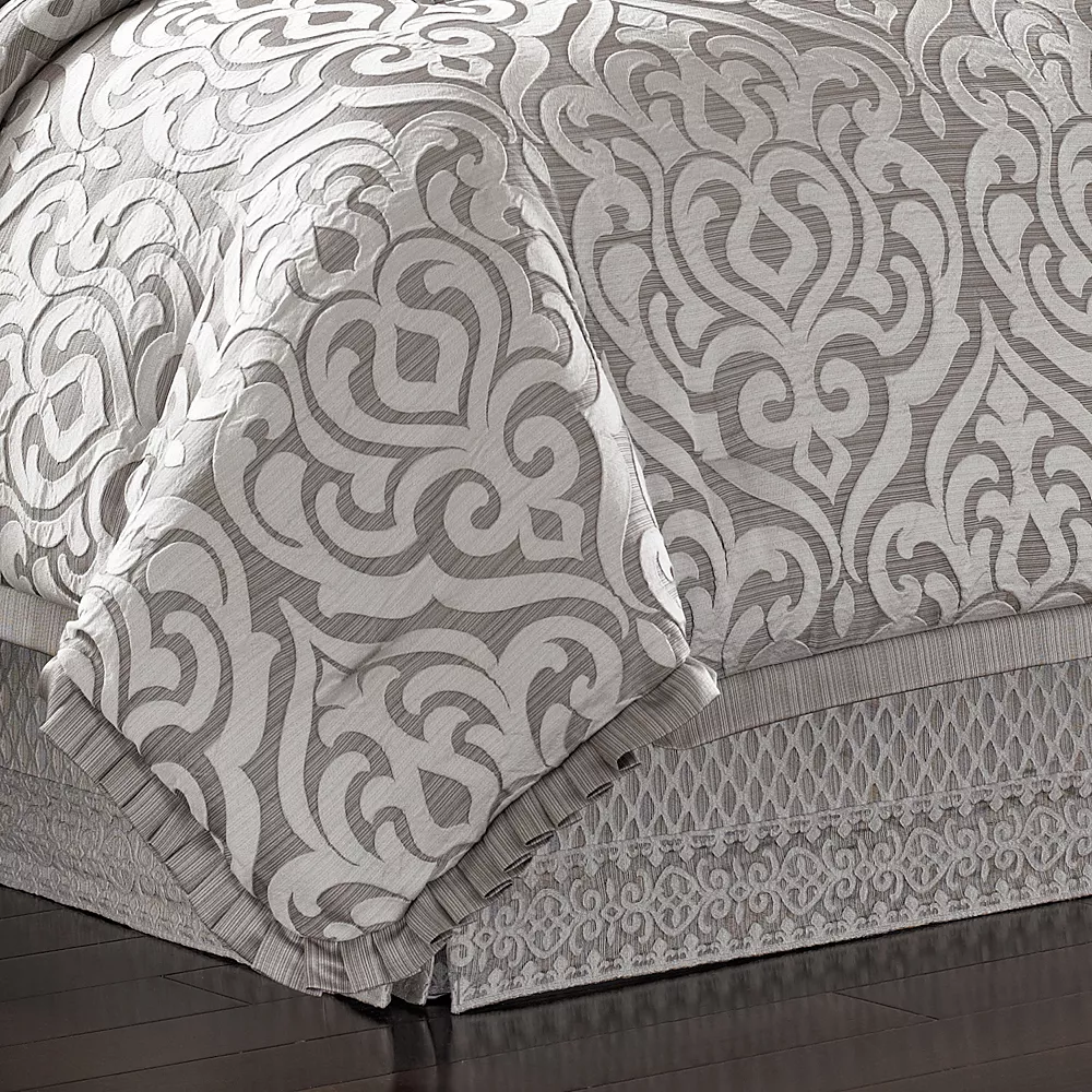 Five Queens Court Lafayette Silver Comforter Set With Shams 4 Five Queens Court Lafayette Silver Comforter Set With Shams - Image 2